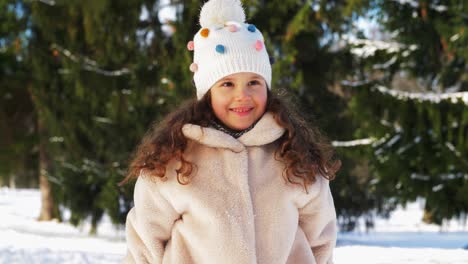 Niña-Feliz-Tirando-Nieve-En-El-Parque-De-Invierno.-Concepto-De-Infancia,-Ocio-Y-Temporada:-Niña-Feliz-Tirando-Nieve-En-El-Parque-De-Invierno