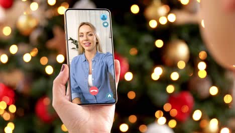 Frau-Mit-Smartphone-Führt-Zu-Weihnachten-Ein-Videogespräch.-Weihnachts-,-Technologie--Und-Feiertagskonzept-–-Nahaufnahme-Einer-Jungen-Frau-Mit-Smartphone,-Die-Zu-Hause-Ein-Videogespräch-Mit-Ihrer-älteren-Mutter-Führt