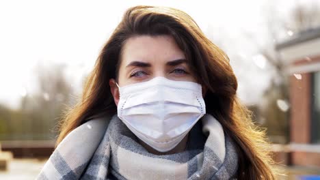 Hermosa-Mujer-Caucásica-Con-Máscara-Médica-Para-Protegerse-De-La-Contaminación-Por-Covid-19.-Hermosa-Mujer-Caucásica-Con-Máscara-Médica-Para-Protegerse-De-La-Contaminación-Por-Covid-19.-Mujer-Joven-Parada-En-La-Calle-Y-Mirando-A-La-Cámara.-Virus,-Pandemia,-Concepto-De-Seguridad.