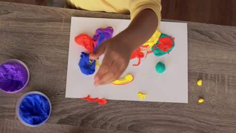 Niña-Afroamericana-Jugando-Con-Plastilina-En-Casa.-Concepto-De-Infancia,-Creatividad-Y-Pasatiempo.-Niña-Afroamericana-Jugando-Con-Plastilina-En-Casa.