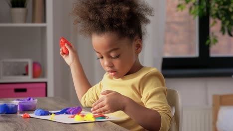 Niña-Afroamericana-Jugando-Con-Plastilina-En-Casa.-Concepto-De-Infancia,-Creatividad-Y-Pasatiempo.-Niña-Afroamericana-Jugando-Con-Plastilina-En-Casa.