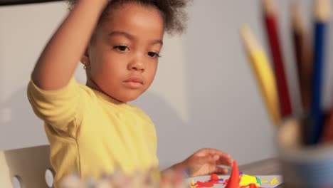 Niña-Afroamericana-Jugando-Con-Plastilina-En-Casa.-Concepto-De-Infancia,-Creatividad-Y-Pasatiempo.-Niña-Afroamericana-Jugando-Con-Plastilina-En-Casa.