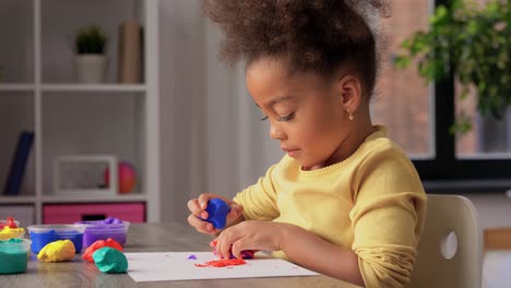 Niña-Afroamericana-Jugando-Con-Plastilina-En-Casa.-Concepto-De-Infancia,-Creatividad-Y-Pasatiempo.-Niña-Afroamericana-Jugando-Con-Plastilina-En-Casa.