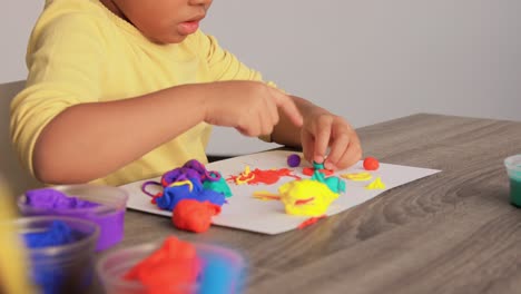 Niña-Afroamericana-Jugando-Con-Plastilina-En-Casa.-Concepto-De-Infancia,-Creatividad-Y-Pasatiempo.-Niña-Afroamericana-Jugando-Con-Plastilina-En-Casa.