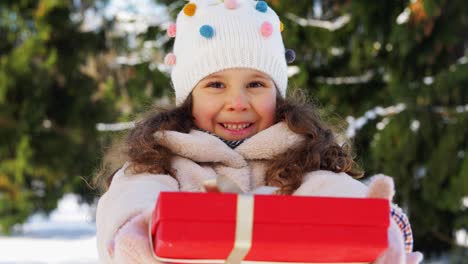 Personaje-De-Niña-Feliz-Con-Animación-De-Caja-De-Regalo.-Vacaciones-De-Invierno-De-Navidad-Y-Año-Nuevo.-Video-Animado.-Imágenes-De-Archivo-De-Estilo-De-Dibujos-Animados-4k.-Sorpresa,-Venta-O-Compra-Navideña,-Recompensa,-Ganador,-Celebración.