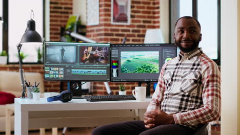 Afroamerikanischer-Filmemacher-Arbeitet-Mit-Kreativer-Schnittsoftware