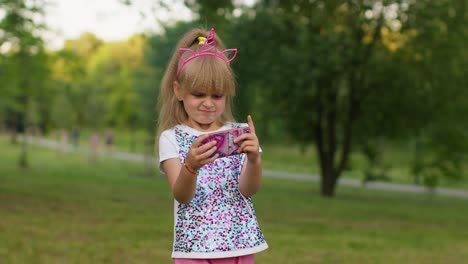 Kind,-Mädchen-Verliert-Bei-Handyspiel,-Benutze-Weiches-Anti-Stress-Pop-It-Spielzeug-Aus-Silikon,-Um-Sich-Zu-Beruhigen