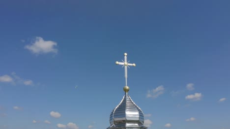 Kuppel-Der-Kirche.-Luftaufnahme.-Traditionelle-Alte-Kirche-In-Einem-Kleinen-Dorf-In-Der-Ukraine.-Hintergrund-Des-Blauen-Himmels