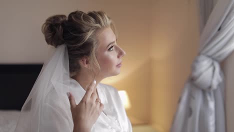 Hermosa-Y-Encantadora-Novia-En-Camisón-Y-Velo.-Mañana-De-Boda.-Camara-Lenta