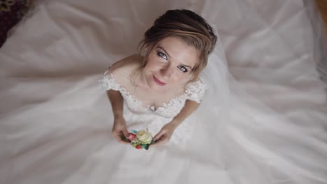 Hermosa-Y-Encantadora-Novia-En-Camisón-Y-Velo.-Mañana-De-Boda.-Ramo-De-Novia.