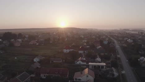 Vista-Aérea-Con-Dron-Sobre-El-Antiguo-Pueblo-Al-Amanecer.-Golondrinas-Volando.-Vista-Aérea-Con-Cámara-Aérea