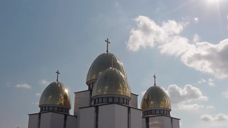 Kuppel-Der-Kirche,-Luftaufnahme,-Traditionelle-Alte-Kirche-In-Lemberg,-Stadt-In-Der-Ukraine,-Bewölkter-Himmel-Im-Hintergrund