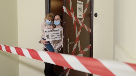 Una-Joven-Familia-Enferma-De-Una-Mujer-Con-Una-Hija-Se-Queda-En-Casa-Durante-El-Cierre-De-Cuarentena-Del-Coronavirus