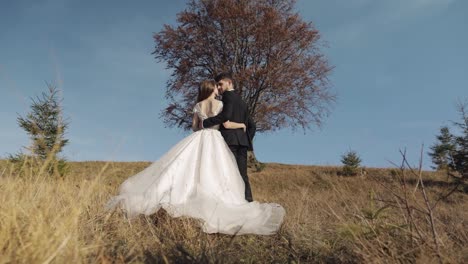 Frischvermählte.-Kaukasischer-Bräutigam-Mit-Braut-In-Der-Nähe-Eines-Schönen-Herbstbaums.-Hochzeitspaar