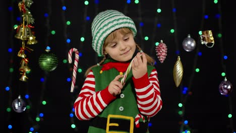 Kind-Mädchen-In-Weihnachten-Elf-Santa-Claus-Helfer-Kostüm-Leckt-Zuckerstange-Lutscher-Karamell-Süßigkeiten