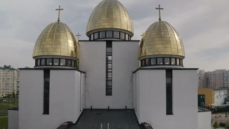 Cúpula-De-La-Iglesia,-Vista-Aérea,-Iglesia-Antigua-Tradicional-En-La-Ciudad-De-Lviv,-Ucrania,-Fondo-De-Cielo-Nublado