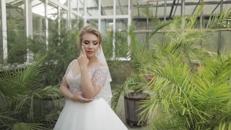 Hermosa-Y-Encantadora-Novia-Con-Vestido-De-Novia-En-El-Parque.-Cámara-Lenta