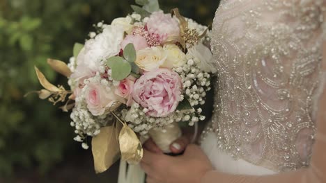 Wedding-bouquet-in-the-hands-of-the-bride.-Wedding-day.-Engagement