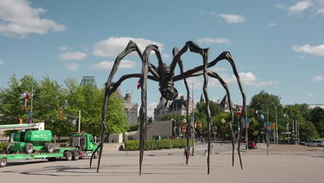 Skulptur-„Maman“-Vor-Der-National-Gallery-Of-Canada-Mit-Dem-Kanadischen-Parlament-Im-Hintergrund-In-Ottawa,-Kanada-An-Einem-Sonnigen-Sommertag-–-4k