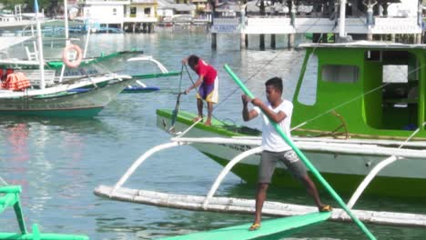 Pescadores-Asiáticos-Alineando-Barcos-Bangka-En-La-Isla-De-Coron,-Palawan,-Filipinas