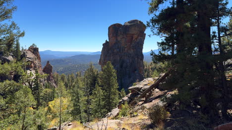 Colorado,-Verano,-Caminata-En-Chimney-Rock,-Paseo-En-Bicicleta-Y-A-Caballo,-Sendero,-Parque-Estatal-Staunton,-Montañas-Rocosas,-Pikes-Peak,-Bugling-Elk-Falls,-Sendero,-Bailey,-Coníferas,-árboles-De-Hoja-Perenne,-Soleado,-Cielo-Azul,-Paisaje-Escénico,-Panorámica-Lenta-Hacia-La-Izquierda