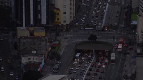 Tráfico-Intenso-En-La-Calle-Principal-De-São-Paulo.