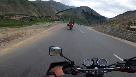 Motociclista-Fuera-Del-Valle-De-Naran-Kaghan-En-El-Norte-De-Pakistán