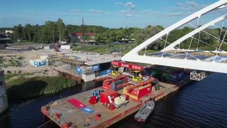 Lastkahn-Unterstützt-Den-Bau-Einer-Weißen-Bogenbrücke-über-Einem-Ruhigen-Fluss