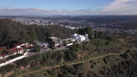 Ikonisches-Hollywood-Hills-Viertel-Mit-Malerischer-Aussicht-Auf-Los-Angeles,-Areal-über-Luxus-Häuser