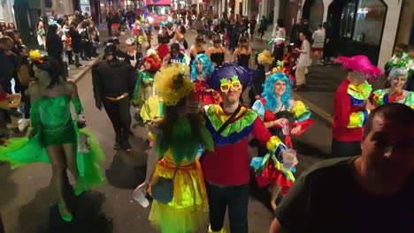 Una-Mujer-Y-Un-Hombre-Disfrazados-Bailando-En-El-Carnaval-De-Las-Palmas-De-Gran-Canaria,-Islas-Canarias,-España