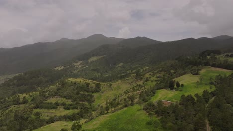 Vista-Aérea-De-Las-Montañas-De-Constanza,-República-Dominicana,-Que-Captura-Las-Colinas-Onduladas-Y-El-Vasto-Paisaje-Verde.