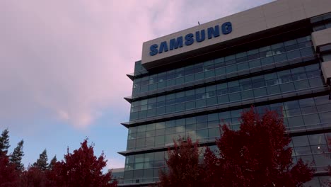 Samsung-Research-America-SRA-Campus-Im-Silicon-Valley,-Ansicht-Von-Unten-Mit-Rot-Fallenden-Bäumen,-Landschaft-Unter-Bewölktem-Himmel