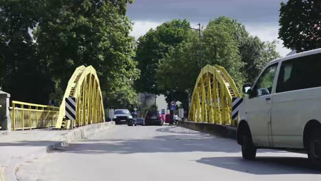 Einbahnstraßenverkehr-Auf-Der-Gelben-Brücke-Im-Zeitraffer-Im-Sommer