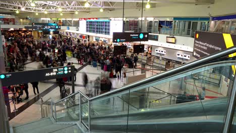 Timelapse-video-from-Hungary,-Budapest,-Liszt-Ferenc-International-Airport-Terminal-2b-at-check-in-desks