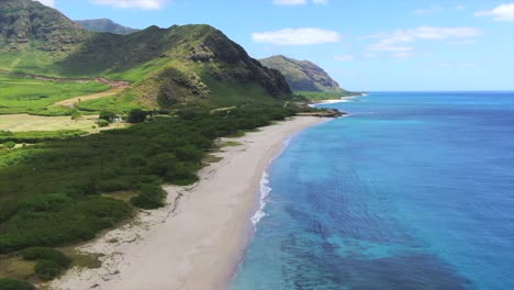 Toma-De-Drones-De-Una-Playa-Aislada-De-Arena-Blanca-En-Hawaii