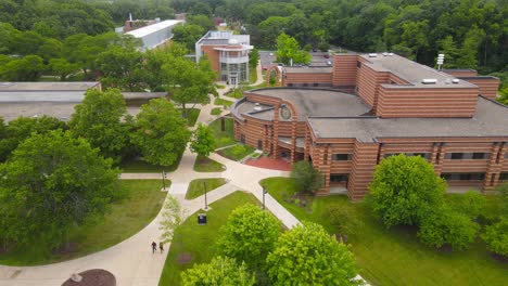 Gebäude-Der-Sozialwissenschaften-Und-Observatorium-Im-Hintergrund-Der-University-Of-Michigan-Dearborn