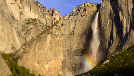 Ultra-Zeitlupe-Des-Wasserfalls-Der-Yosemite-Falls-Im-Sonnenlicht,-Der-In-Der-Gischt-Einen-Atemberaubenden-Regenbogen-Erzeugt---Yosemite-Nationalpark