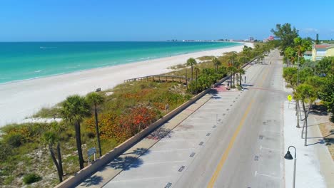 Estacionamiento-Vacío-Y-Vista-Aérea-De-La-Playa-Desde-La-Calle