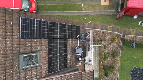 Vista-Desde-Arriba-De-Los-Trabajadores-Instalando-Paneles-Solares-En-El-Tejado-De-Una-Residencia:-Energía-Solar,-Energía-Solar