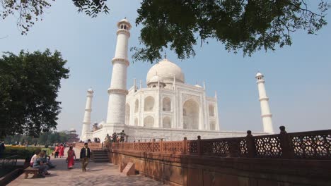 Blick-Vom-Seitenweg-Auf-Das-Majestätische-Taj-Mahal,-Umgeben-Von-Den-Weißen-Marmorminaretten-–-Weitwinkelaufnahme-Mit-Dolly-Kamera