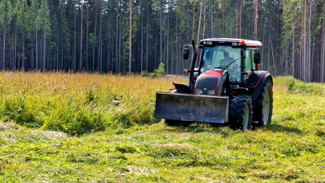 Zeitlupenaufnahme-Eines-Landarbeiters-Mit-Einem-Traktorfahrzeug-Im-Wald-Bei-Tageslicht