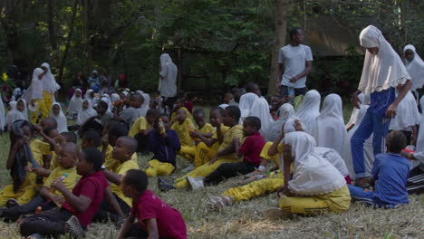 Tansanische-Schüler-Treffen-Sich-Im-Wald-Für-Eine-Pause