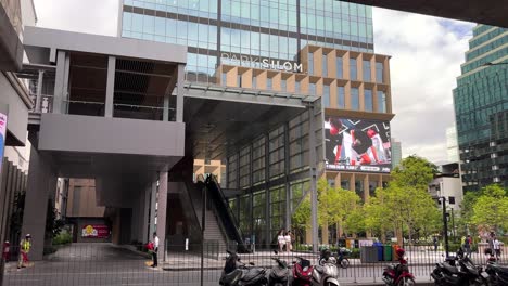 Frente-Al-Edificio-Park-Silom,-El-Nuevo-Edificio-Comercial-En-La-Calle-Silom,-En-El-Centro-De-Bangkok,-Tailandia.