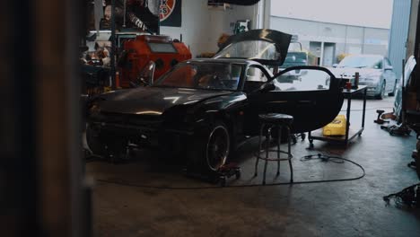 Toma-Deslizante-Que-Revela-Un-Mazda-RX7-Escaneado-En-3D-En-Un-Taller