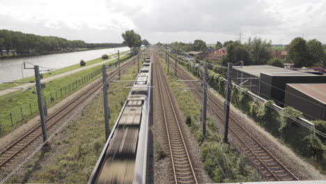 Un-Tren-De-La-Línea-Ferroviaria-Holandesa-Pasa-Por-Debajo-Del-Puente-Sobre-El-Río-Ámsterdam.