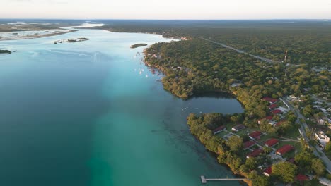 Sieben-Farben-Lagune-See-In-Mexiko-Bacalar-Luftaufnahmen