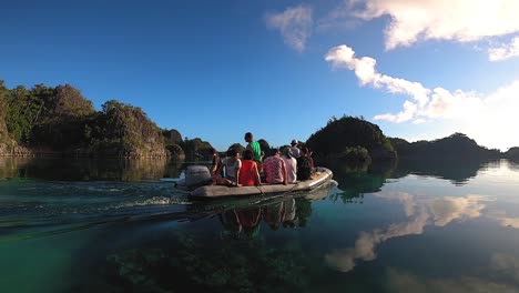 Un-Bote-Inflable-De-Goma-Navega-Pacíficamente-Por-Una-Laguna-Tranquila-Por-La-Mañana.