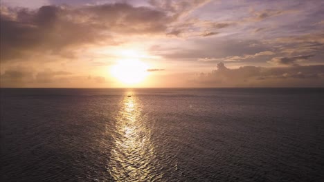 Sonnenuntergang-Auf-St.-Lucia-Mit-Einem-Vorbeifahrenden-Segelboot