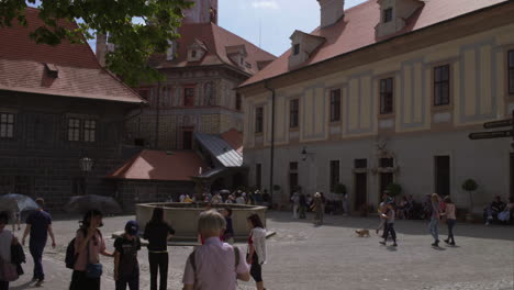 Castle-tower,-square-with-fountain-in-Cesky-Krumlov,-Czech-Republic