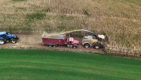 Mit-Einem-Feldhäcksler-Wird-Mais-Für-Silage-Zerkleinert-Und-In-Offenen-Anhängern-Auf-Einem-Konturierten-Acker-Im-Südwesten-Von-Wisconsin-Gesammelt.